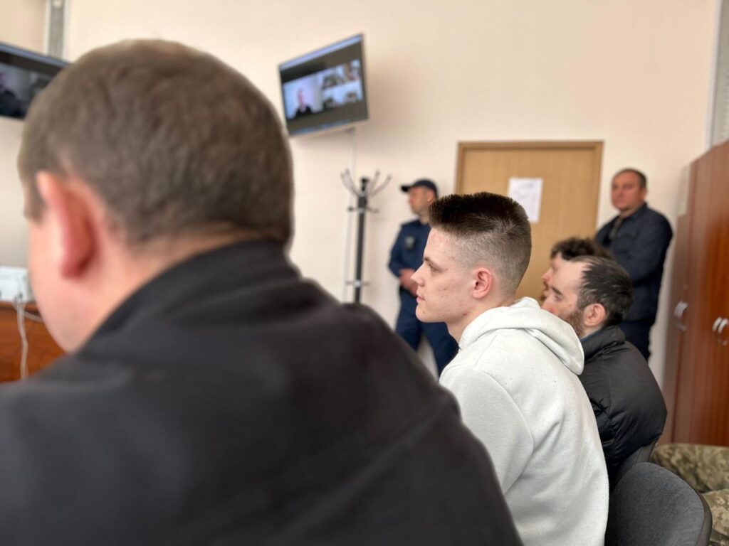 Іван Красовський із адвокатами під час засідання суду в Києві. 25 квітня 2023 року. Фото: Поліна Вернигор\Заборона