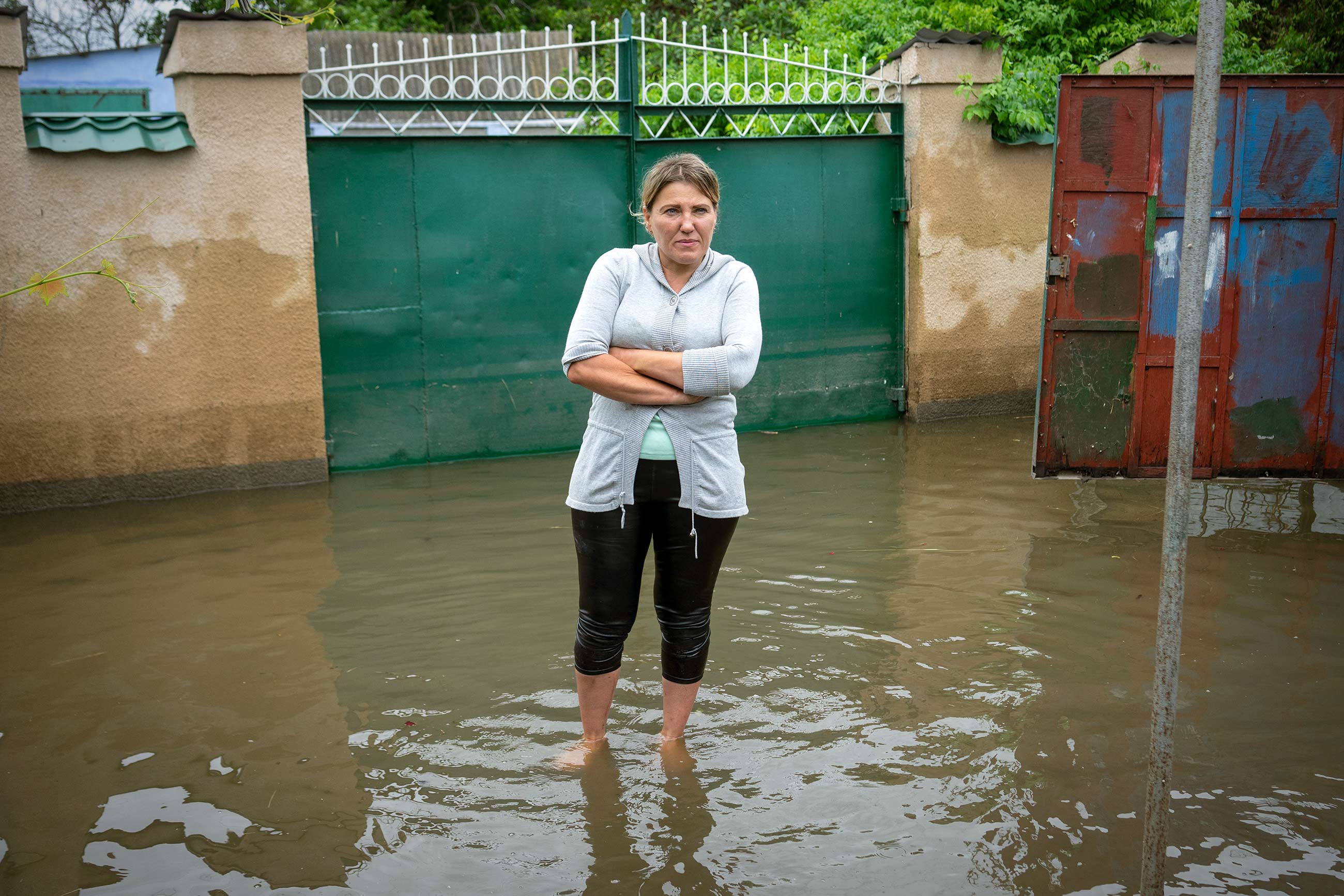 Після підриву ГЕС затопило не тільки Херсонщину, а й Миколаївщину. Катерина Сергацкова відвідала затоплені села і побувала на похороні одного з перших загиблих. Ось її репортаж