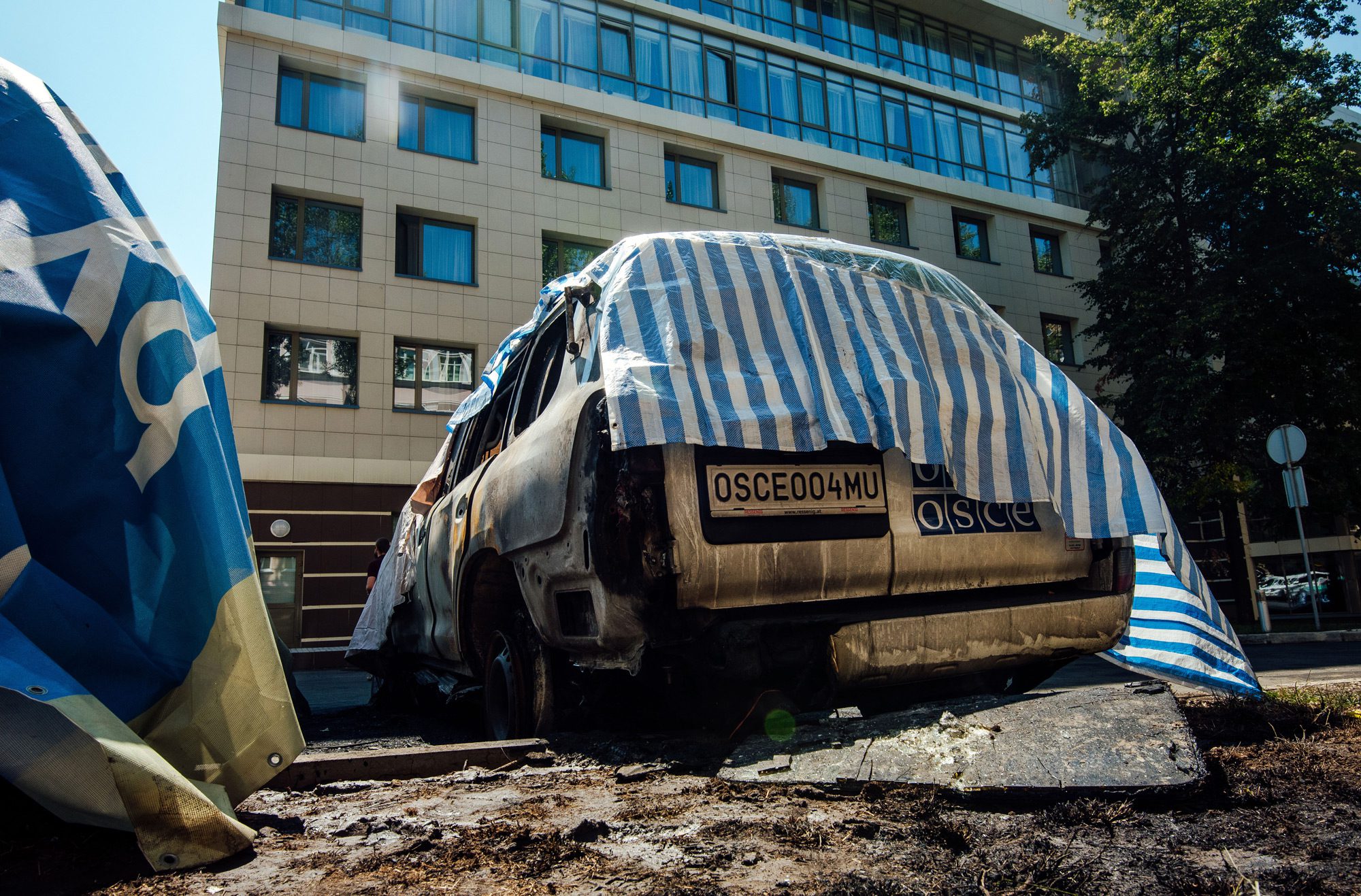 Спалений автомобіль ОБСЄ на стоянці готелю Radisson у Донецьку, 9 серпня 2015 року. Фото: James Sprankle / picture alliance via Getty Images