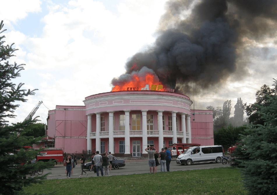 пожежа в Кадіївці кінотеатр Мир