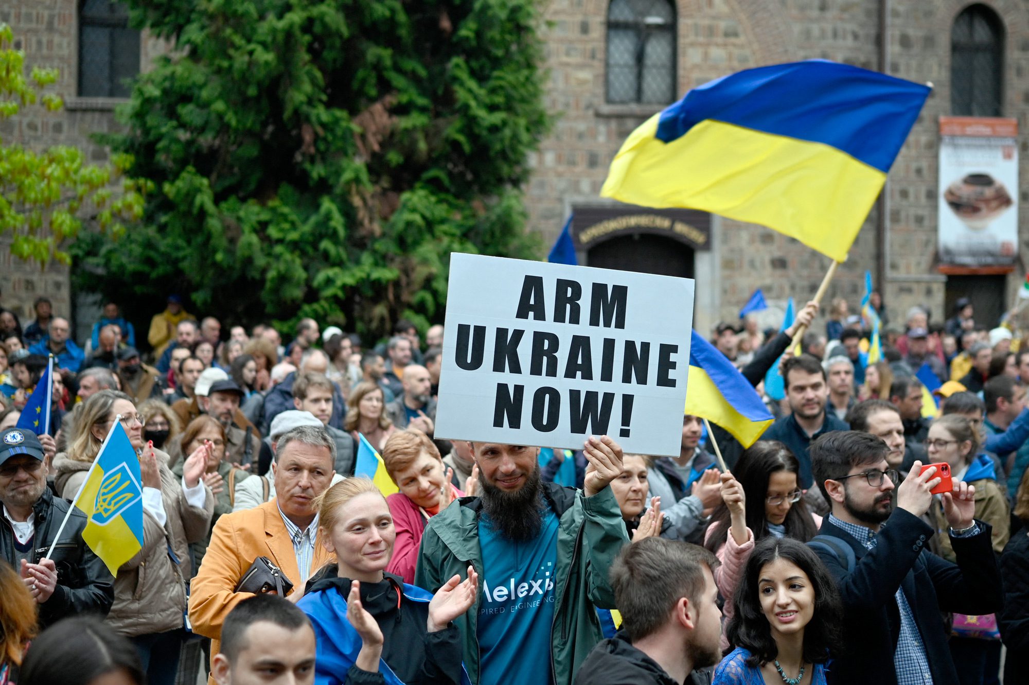 Демонстрація з вимогою до Болгарії надати Україні зброю та боєприпаси. Софія, 28 квітня 2022 року. Фото: NIKOLAY DOYCHINOV/AFP via Getty Images