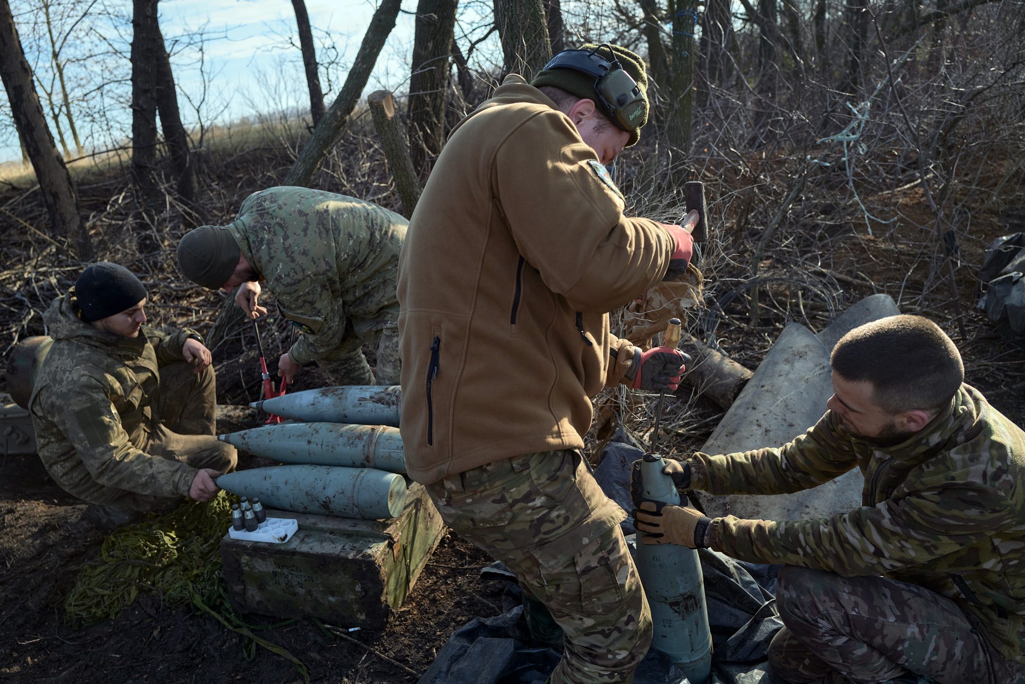 Артилеристи 59-ї окремої мотопіхотної бригади використовують боєприпаси 152 калібру. Донецька область, 23 грудня 2023 року. Фото: Pierre Crom/Getty Images